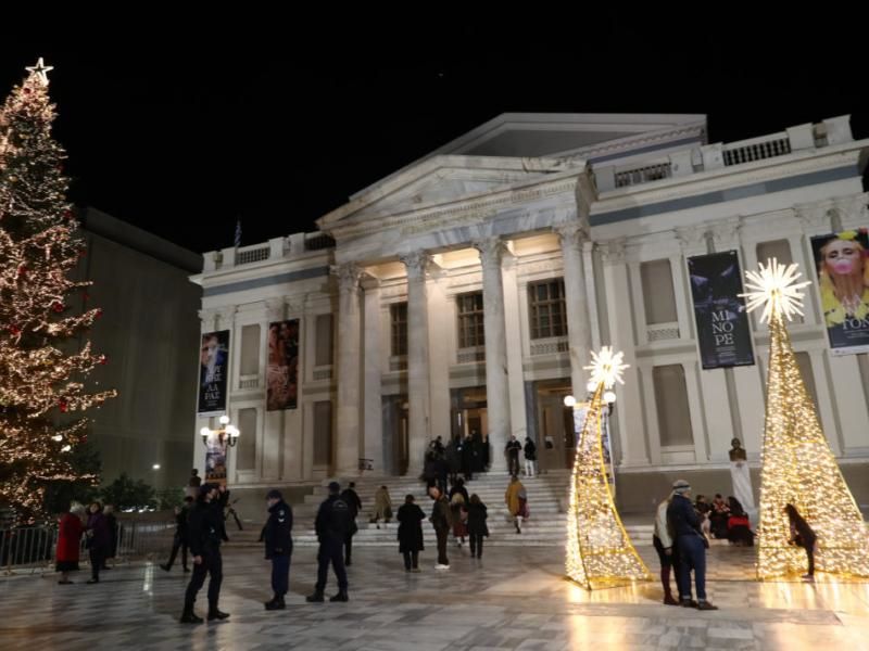 Δημοτικό Θέατρο Πειραιά: Κατέρρευσε τμήμα της σκηνής - Τραυματίστηκαν μαθητές