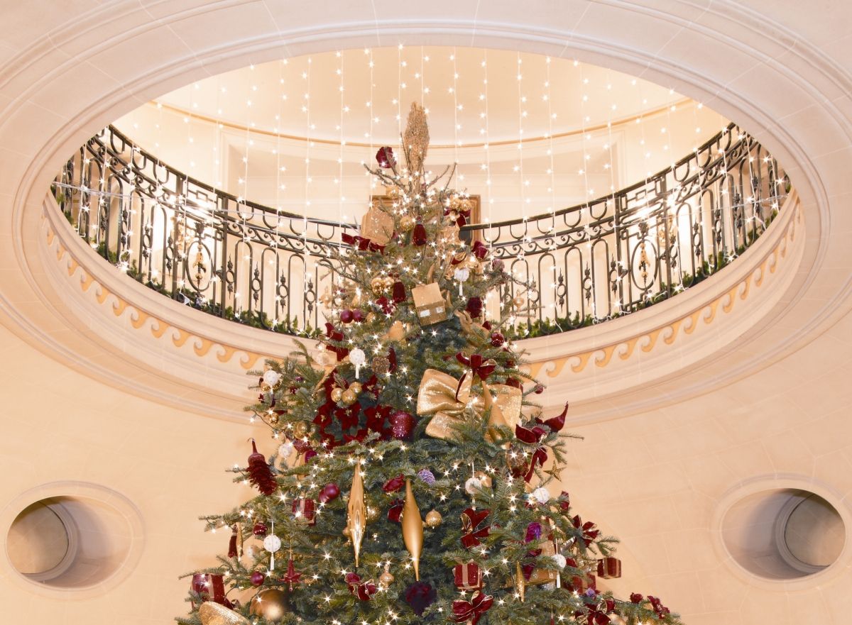 Άναψε το χριστουγεννιάτικο δέντρο του διάσημου ξενοδοχείου «Ritz» του Λονδίνου