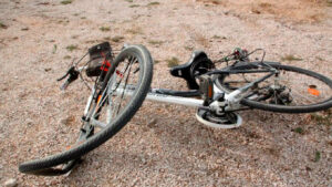 Εύβοια: Νεκρός ηλικιωμένος που παρασύρθηκε από αυτοκίνητο - Πήγαινε με το ποδήλατο στο χωράφι