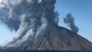Ιταλία: Από υπερχείλιση λάβας στο ηφαίστειο Στρόμπολι προκλήθηκε τσουνάμι 1,5 μέτρου