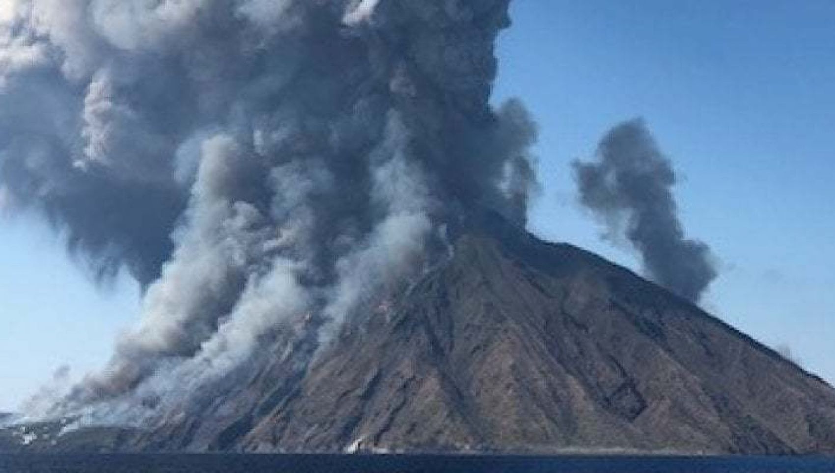 Ιταλία: Από υπερχείλιση λάβας στο ηφαίστειο Στρόμπολι προκλήθηκε τσουνάμι 1,5 μέτρου