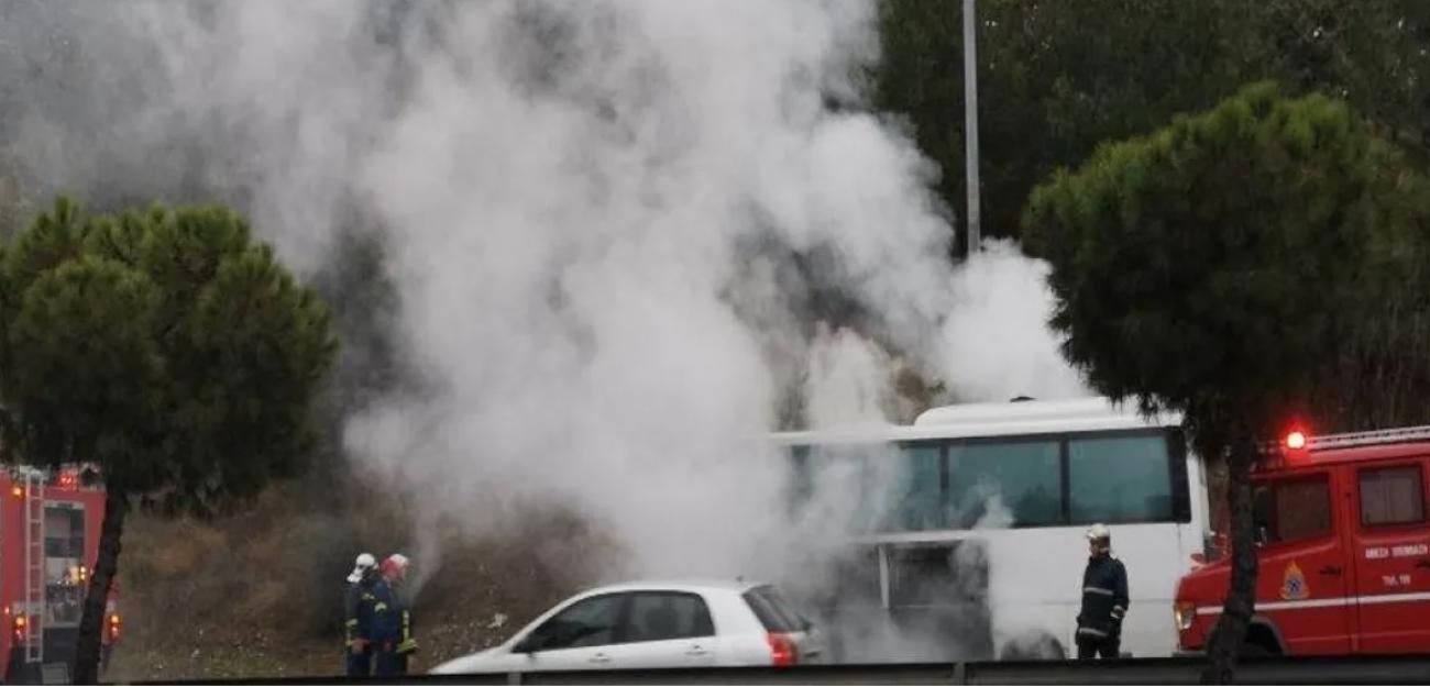 Θεσσαλονίκη: Ξέσπασε φωτιά σε σχολικό λεωφορείο – Ευτυχώς τα παιδιά απομακρύνθηκαν έγκαιρα