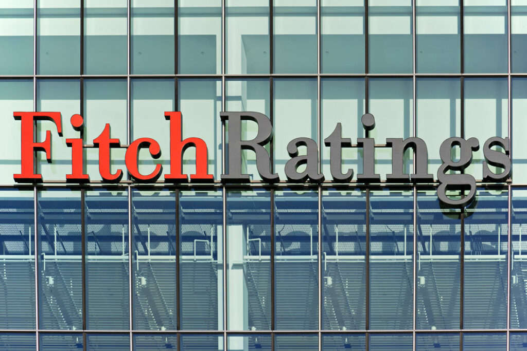 Fitch: Μείωση των κόκκινων δανείων των ελληνικών τραπεζών και το 2023