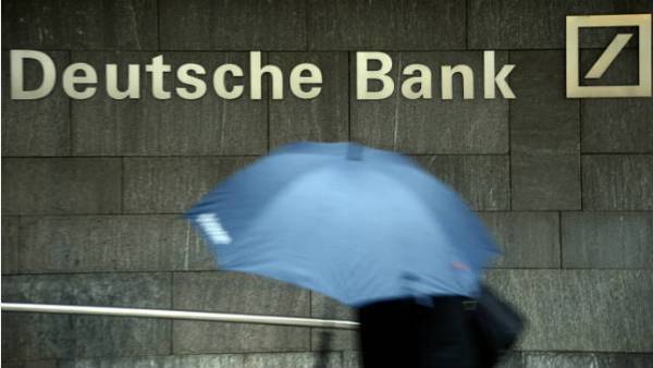 Deutsche Bank: Ιστορικό ξεπούλημα στις αγορές - Το μεγαλύτερο σοκ από την κατάρρευση του Μπρέτον Γουντ