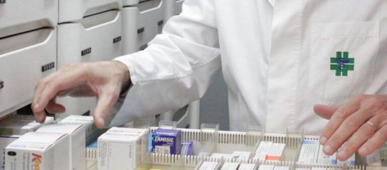 Φαρμακευτική δαπάνη: Ξέφυγε και το 2024 – Οι αντιδράσεις της φαρμακοβιομηχανίας και οι υποσχέσεις του Άδωνι