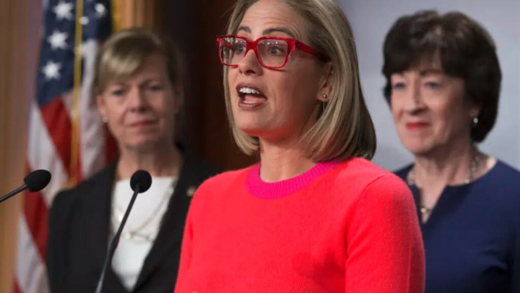 Η Δημοκρατική γερουσιαστής Κίρστεν Σίνεμα ανακοίνωσε την ανεξαρτητοποίησή της