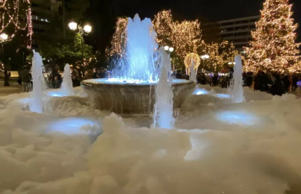 Σύνταγμα: Έριξαν σαπούνι στο σιντριβάνι και γέμισε αφρούς - Βίντεο