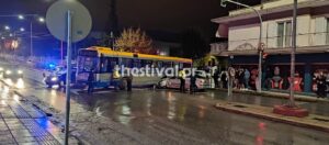 Θεσσαλονίκη: Αυτοκίνητο συγκρούστηκε με λεωφορείο του ΟΑΣΘ στην Σταυρούπολη - Δείτε βίντεο