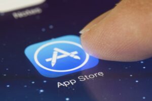 Apple: Σπάει το «μονοπώλιο» του App Store