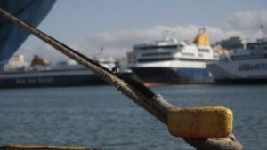 Η απόφαση αυτή «κλείνει» τα εμπορικά λιμάνια της χώρας σε μια κρίσιμη περίοδο λίγο πριν τις εορτές, όπως επισημαίνει με ανακοίνωση της η Διεθνής Ναυτική Ένωση (ΔΝΕ)