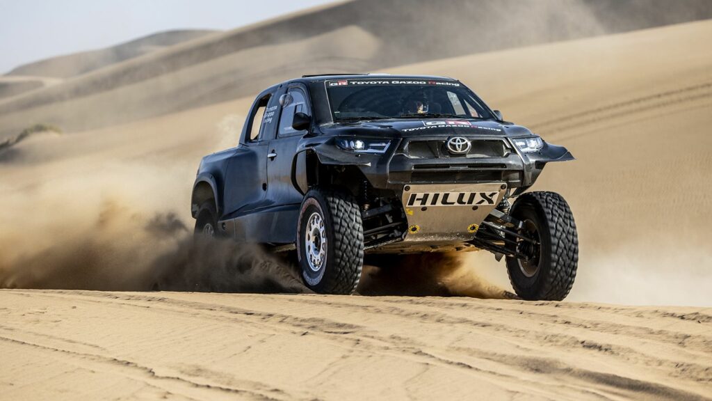 Dakar 2023: Με τρία HiluxT1+ η Toyota