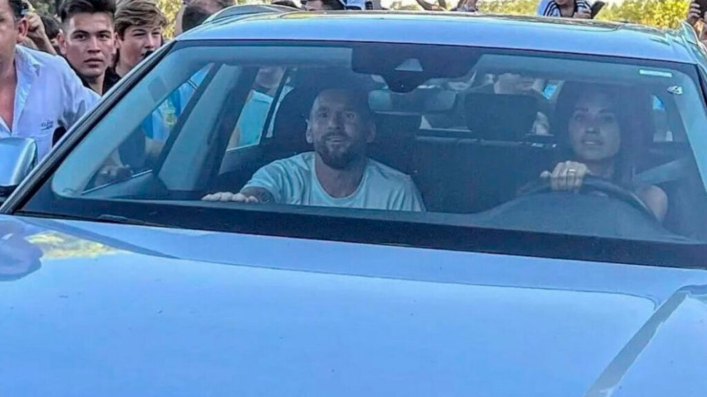 Λιονέλ Μέσι: Λαοθάλασσα έξω από το σπίτι του στο Ροσάριο