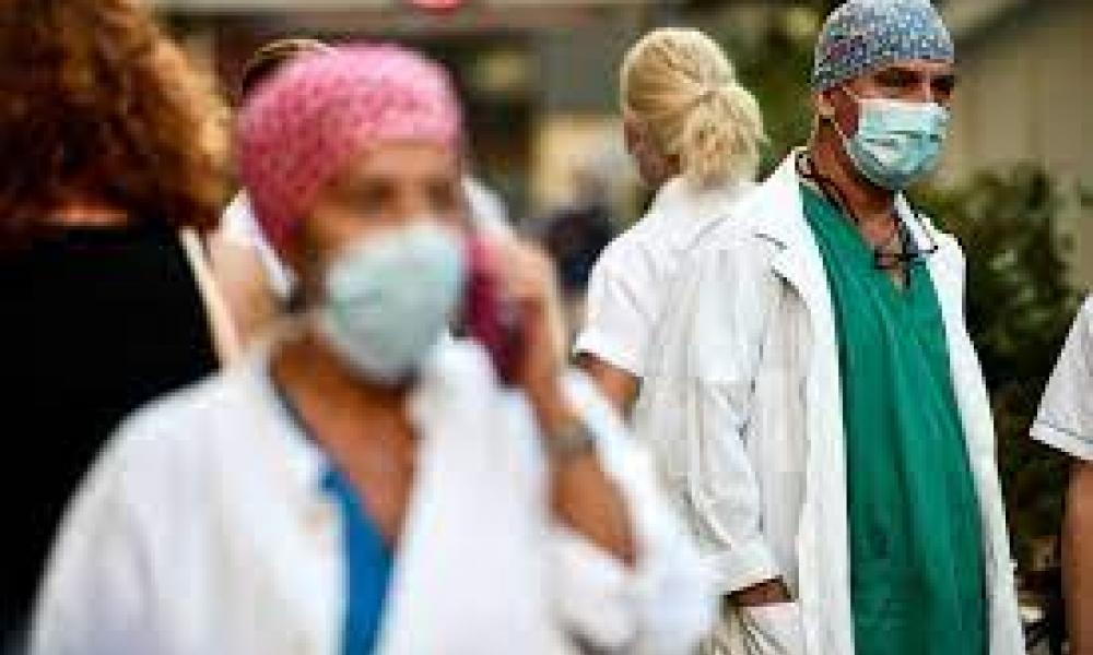 2 τεστ την εβδομάδα και διπλή μάσκα για την επιστροφή των ανεμβολίαστων γιατρών