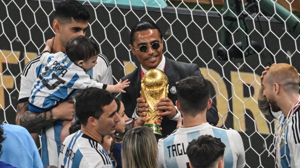 FIFA: Ξεκίνησε έρευνα για την «εισβολή» του «Salt Bae» στον τελικό του Μουντιάλ