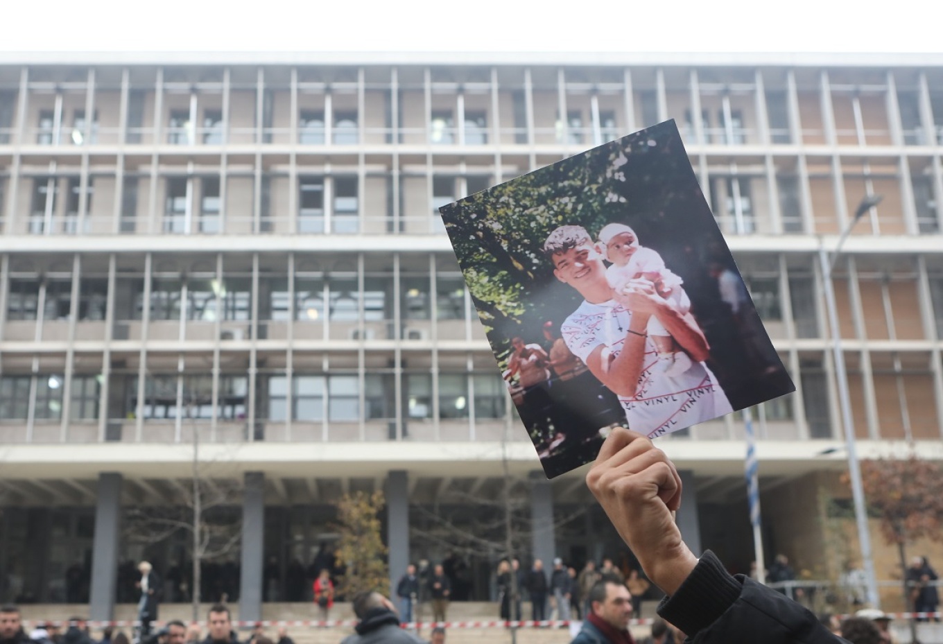 Θεσσαλονίκη - Πατέρας 16χρονου Ρομά: «Καλές γιορτές να κάνει ο αστυνομικός, εγώ θα κάνω μαύρες»