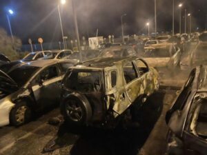Αλεξανδρούπολη: Μεγάλη φωτιά στο πάρκινγκ του αεροδρομίου – Καταστράφηκαν 8 αυτοκίνητα