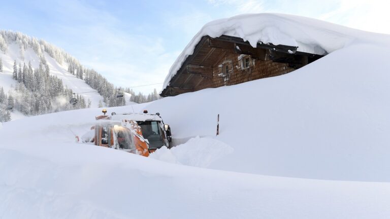 Αυστρία: Θάφτηκαν από χιονοστιβάδα 10 σκιέρ – Ένας διασωθείς