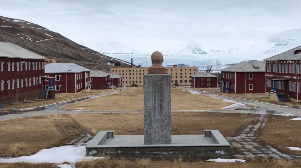 221226111445_Lenin-statue_Pyramiden-Svalbard
