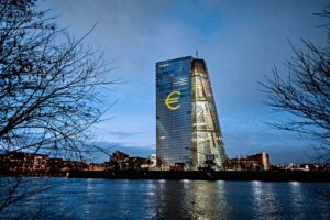 ΕΚΤ: Τροχοπέδη για τη μείωση του πληθωρισμού η αύξηση των μισθών