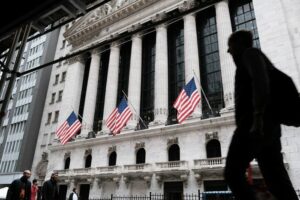 Wall Street: Dow και S&P οδεύουν προς την καλύτερη εβδομάδα τους για τη φετινή χρονιά