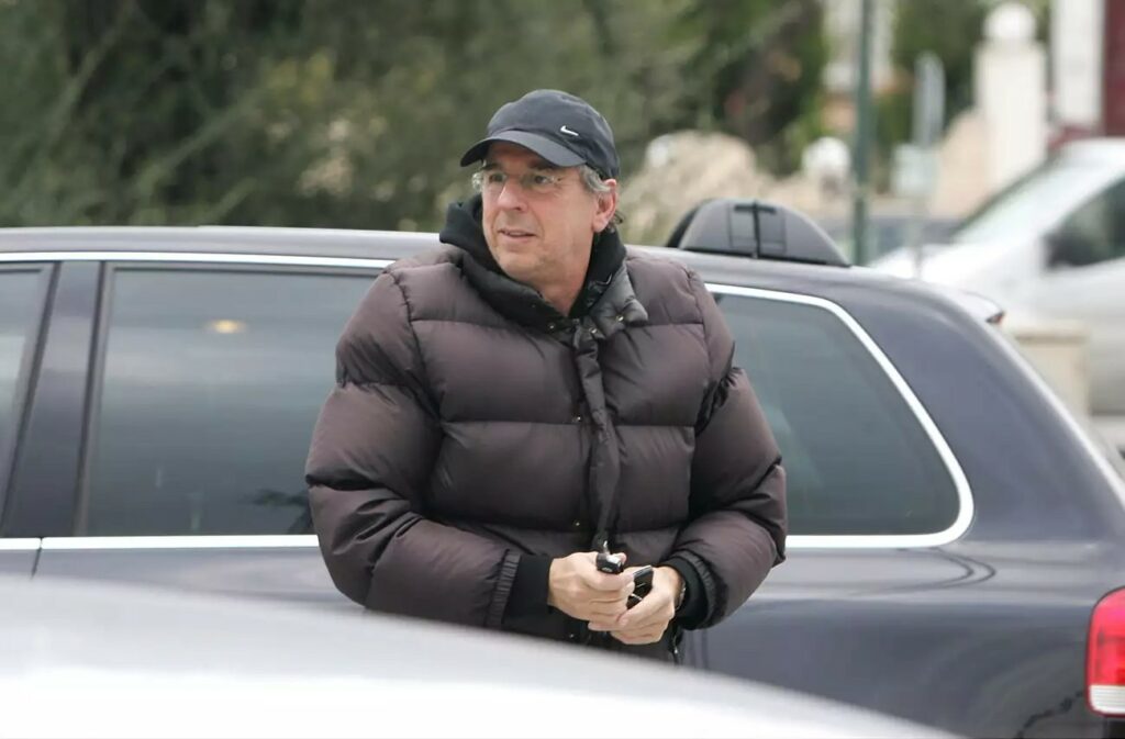 Ο Μιχάλης Λιάπης πουλάει γλυκά του κουταλιού στο Καρπενήσι