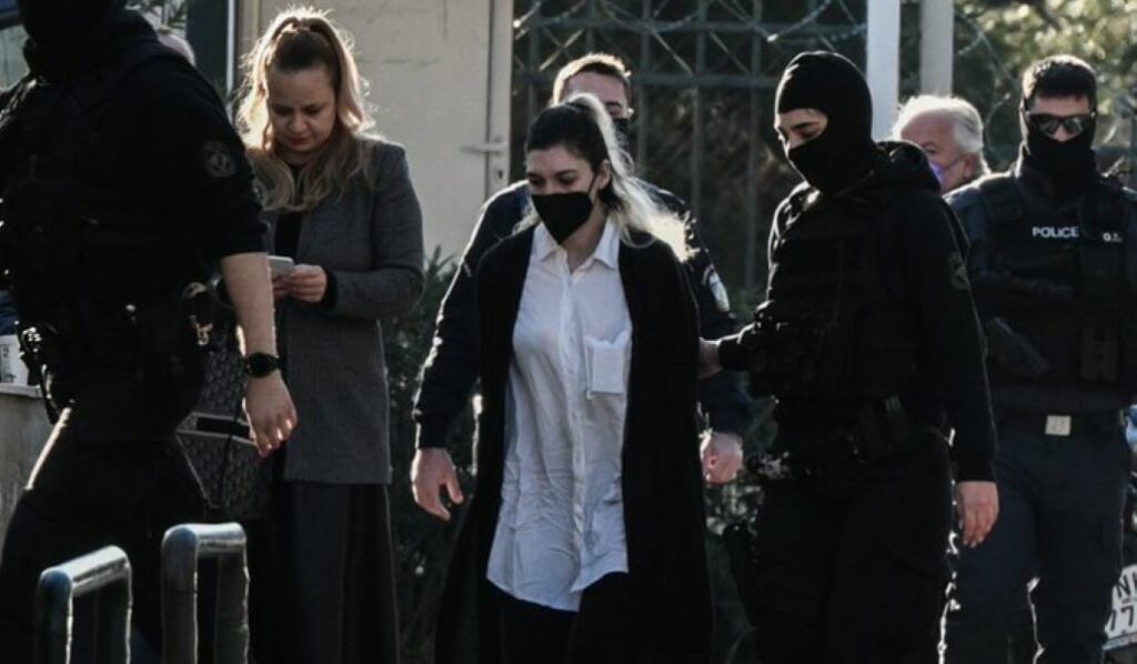 Στην Ευελπίδων η Ρούλα Πισπιρίγκου - Απολογείται για τους θανάτους Μαλένας και Ίριδας