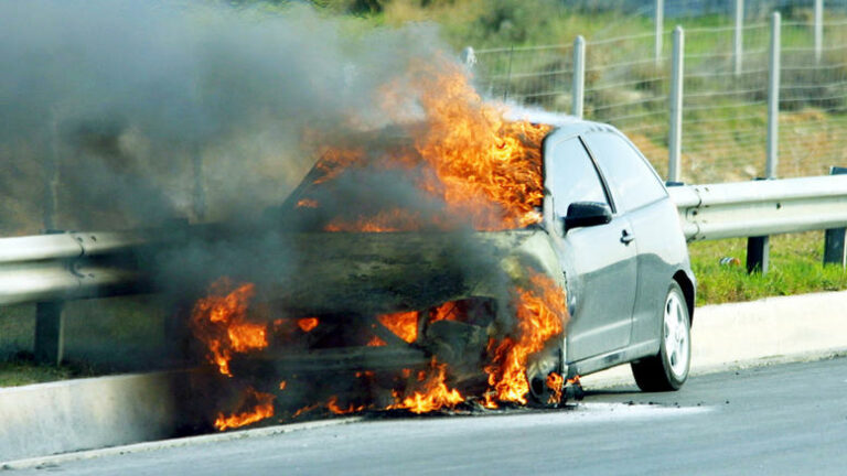 Φωτιά σε αυτοκίνητο στην Αθηνών-Κορίνθου