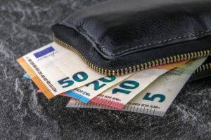 Αυτοί είναι οι νέοι μισθοί και συντάξεις από το 2026