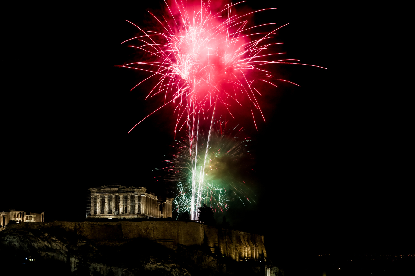 Η Ελλάδα υποδέχθηκε το 2023 με πυροτεχνήματα, σόου και λάμψη