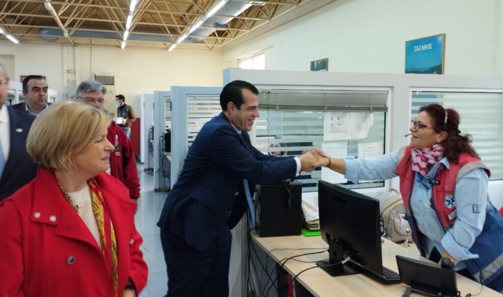 Ευχές Πλεύρη - Γκάγκα σε εργαζομένους στο ΕΚΑΒ - Βίντεο