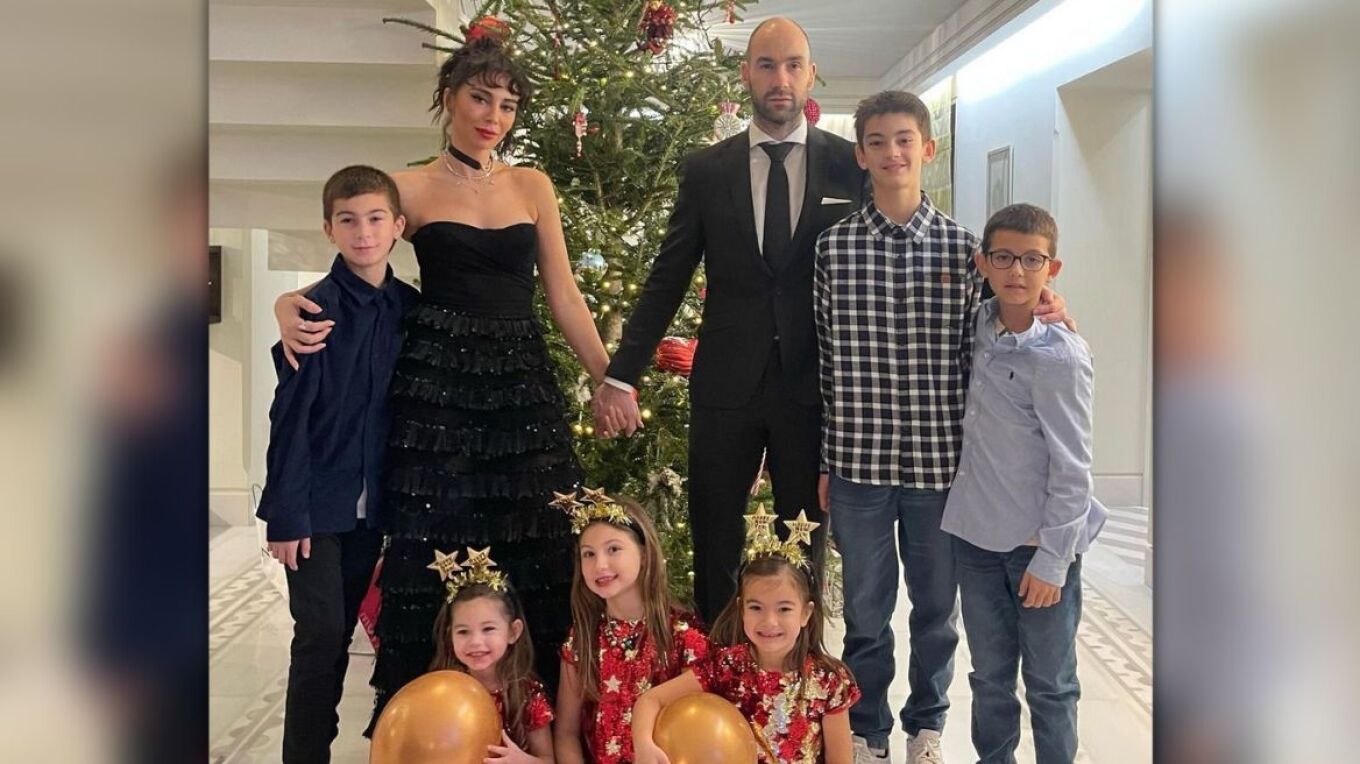 Βασίλης Σπανούλης: Η φωτογραφία με ολόκληρη την οικογένειά στο χριστουγεννιάτικο δέντρο