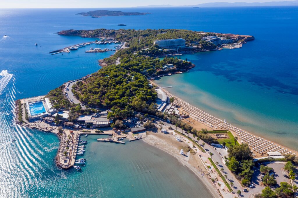 Τρεις (3) τεράστιες υπερπολυτελείς βίλες σκέφτεται να ανεγείρει ο εφοπλιστής Διαμαντής Διαμαντίδης στην συνολική έκταση των 11 οικοπέδων που απέκτησε στον Αστέρα Βουλιαγμένης αντί 800 εκατ. ευρώ!