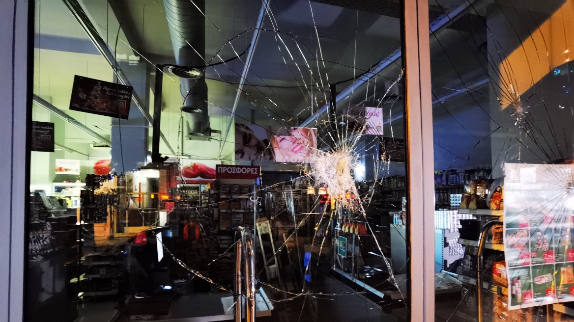 Κουκάκι: Αντιεξουσιαστές έσπασαν καταστήματα, ΕΛΤΑ, ΑΤΜ και σούπερ μάρκετ