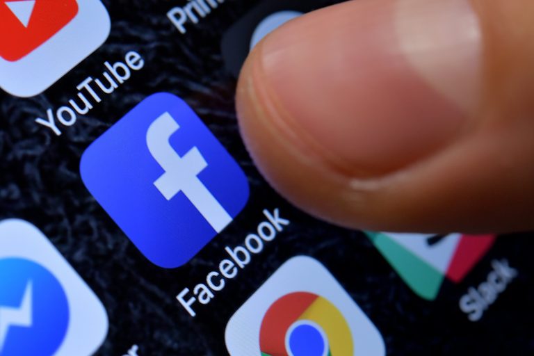 Social media: Οι μισοί Έλληνες κάνουν online αγορές- Ο ρόλος των influencers