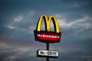 Η McDonald’s σχεδιάζει απολύσεις αλλά όχι για να μειώσει το κόστος
