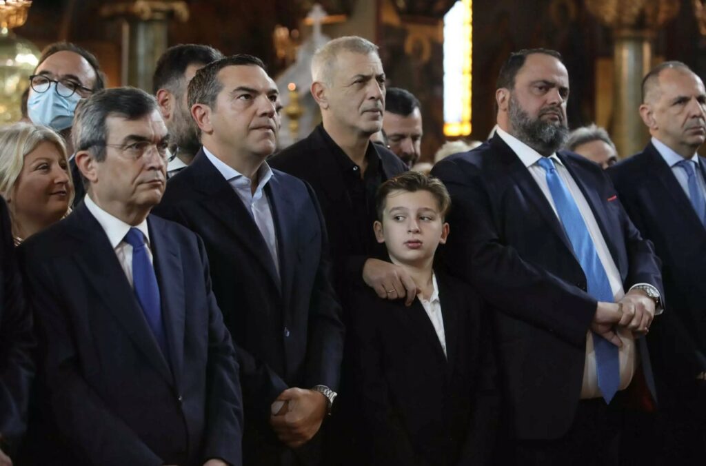Αλέξης Τσίπρας: Τι γυρεύει ένας… «βάζελος» στο κόκκινο λιμάνι