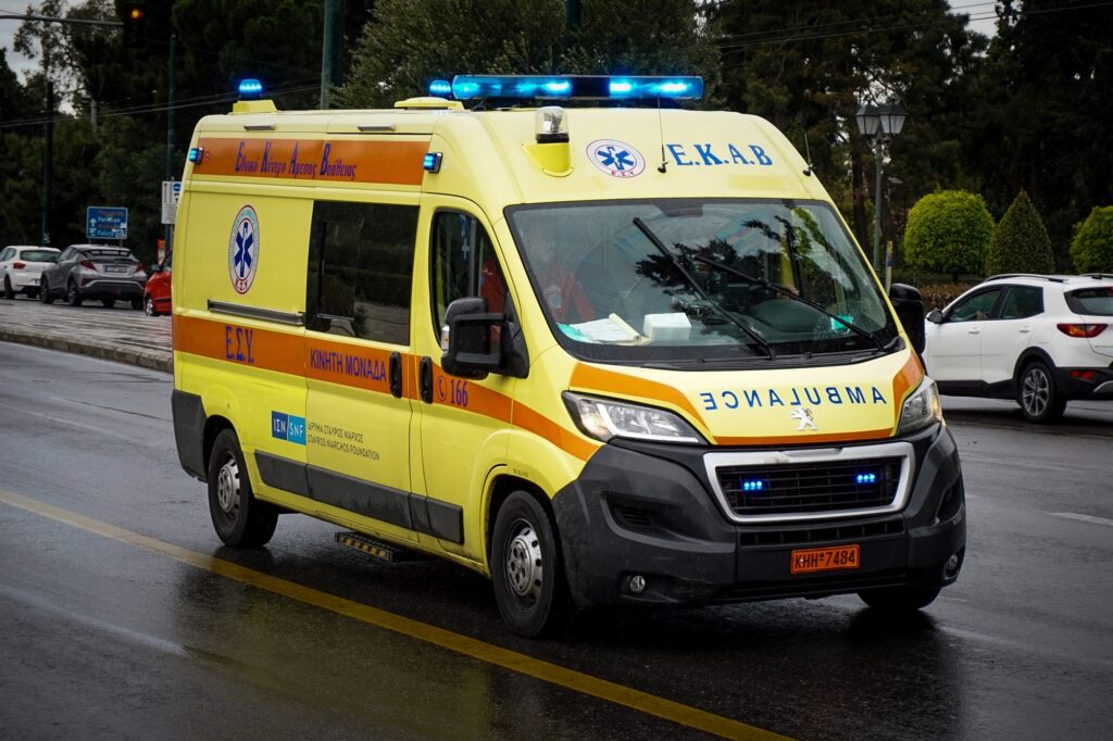 Το βρέφος στη συνέχεια διακομίστηκε εσπευσμένα στο Κέντρο Υγείας, που παρά τις υπεράνθρωπες προσπάθειες των γιατρών δεν κατέστη δυνατή η ανάνηψή του.