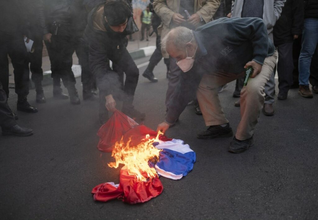 Ιράν: Καίνε σημαίες έξω από την πρεσβεία της Γαλλίας