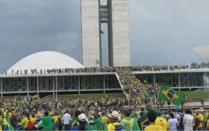 Υποστηρικτές του Μπολσονάρου ανέβηκαν στη στέγη του Κογκρέσου στη Βραζιλία – Βίντεο