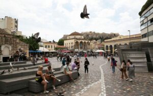 Ευρωβαρόμετρο: Οι Έλληνες ανησυχούν για το αυξανόμενο κόστος ζωής και τη φτώχεια