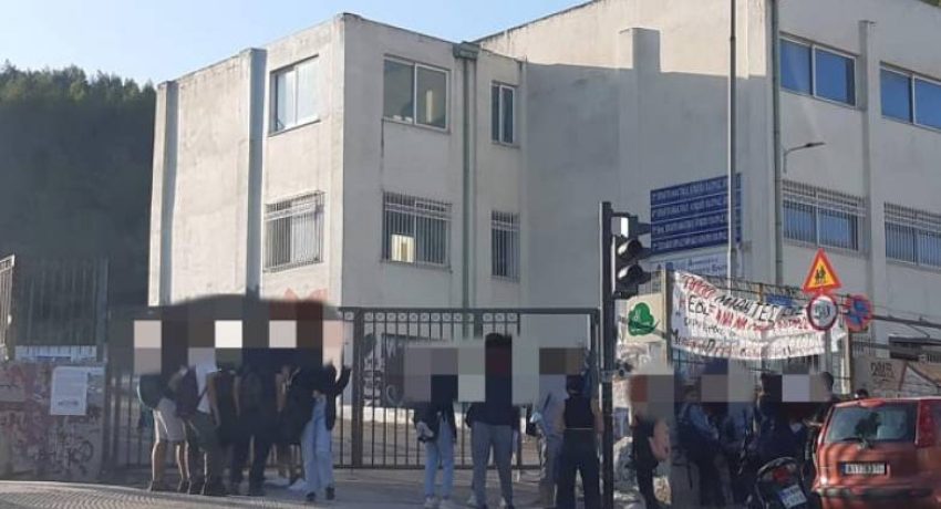 Πάτρα: Μαθητές του 2ου ΕΠΑΛ πέταξαν καπνογόνα και επιχείρησαν να λιντσάρουν καθηγητή