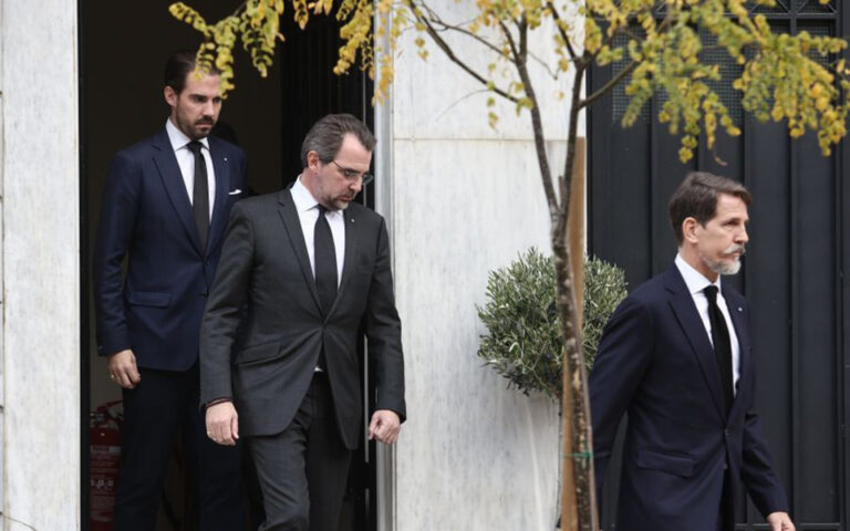 Η κυβέρνηση αναβαθμίζει την παρουσία της στην κηδεία του Κωνσταντίνου - Παρών και ο Πικραμμένος