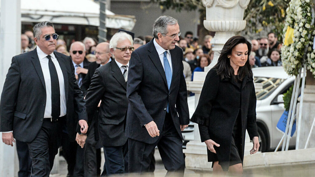 Κηδεία τέως βασιλιά Κωνσταντίνου: Στη Μητρόπολη ο Σαμαράς - Xαιρέτισε τη σορό αλλά δεν προσκύνησε