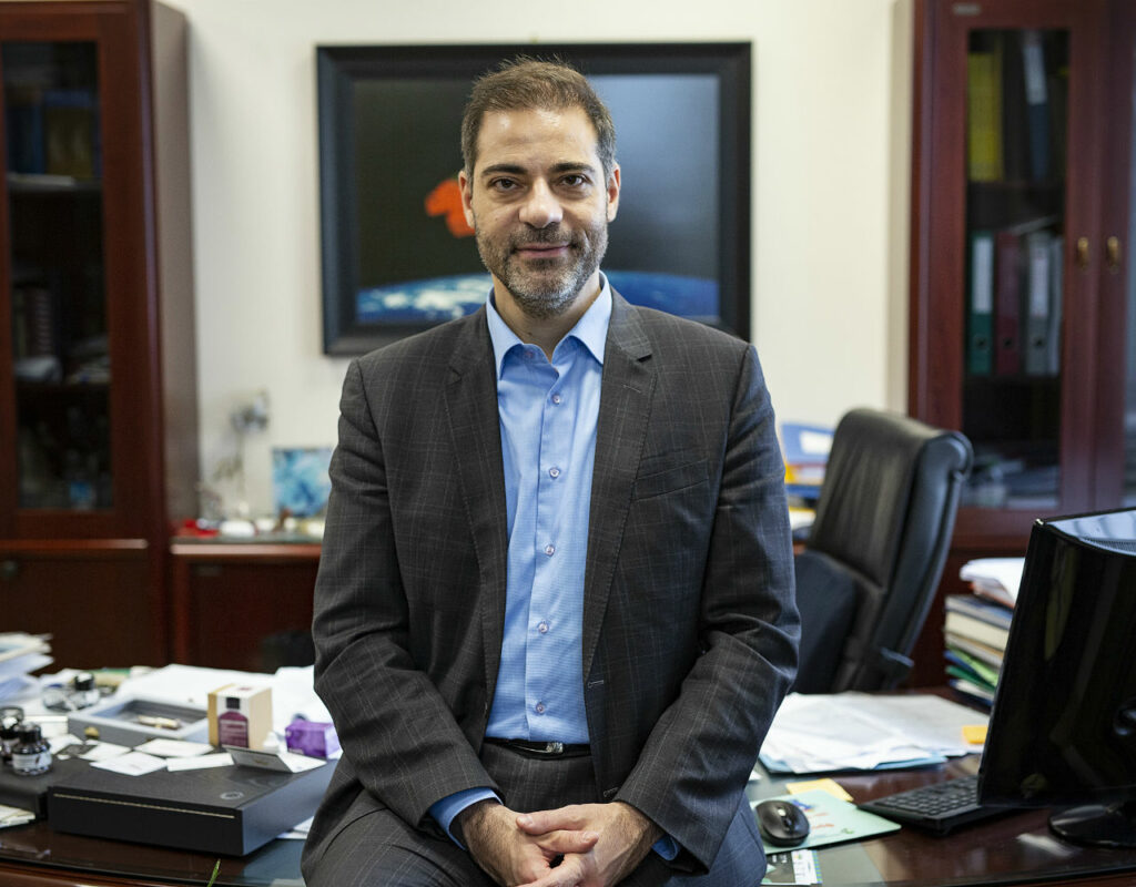 Δικαστική έρευνα για τα έργα και τις ημέρες του δημάρχου Αλίμου Ανδρέα Κονδύλη! Από το ταμείο του Δήμου βγήκαν 540 χιλιάδες ευρώ για αγορά 98 πινάκων και γλυπτών!