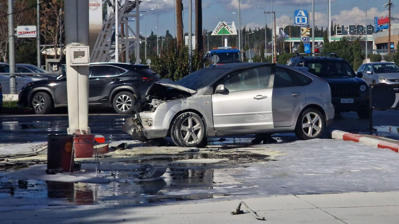 Θεσσαλονίκη: Αυτοκίνητο έπεσε σε βενζινάδικο και πήρε φωτιά