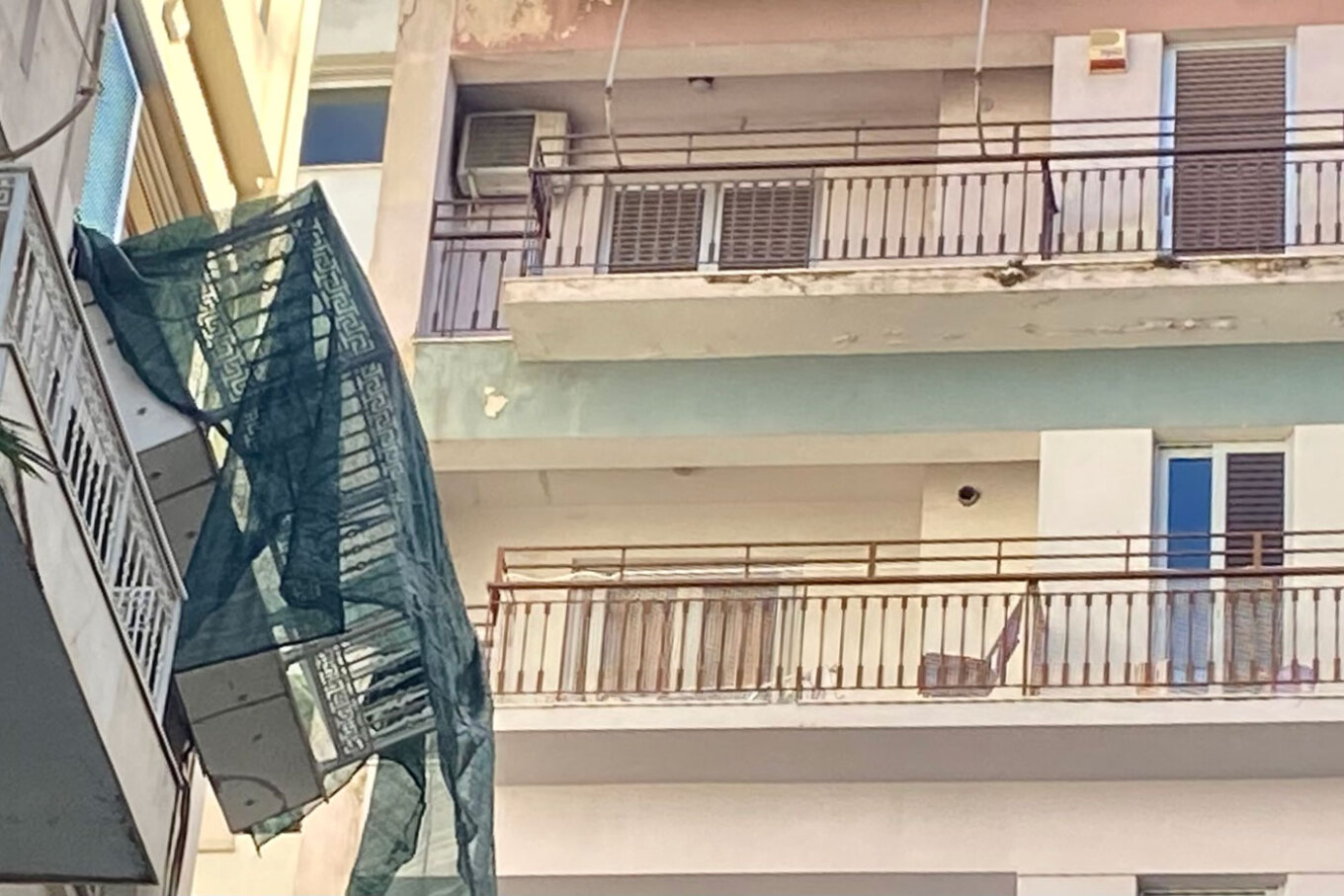 Το μπαλκόνι στο ξενοδοχείο στη Συγγρού εξακολουθεί να κρέμεται στο κενό