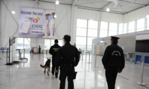 «Χειροπέδες» σε 25χρονο στο αεροδρόμιο της Αθήνας - Είχε κρύψει κοκαΐνη σε διακοσμητικά κεριά
