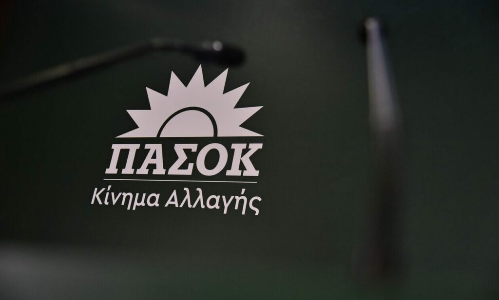 Πρόταση μομφής - ΠΑΣΟΚ: Γιατί ο Χατζηδάκης δεν περνά να ενημερωθεί στο αφτί;