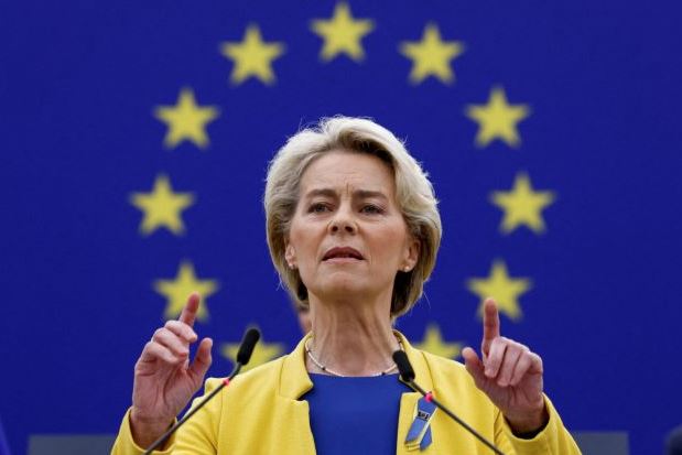 Ούρσουλα φον ντερ Λάιεν: «Βρισκόμαστε στο πλευρό της Ουκρανίας χωρίς ίσως και αλλά»