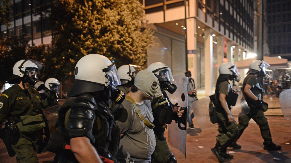 Ομάδα ακροδεξιών μπήκε στο σταθμό του Μετρό στο Σύνταγμα και άρχισε να φωνάζει ρατσιστικά συνθήματα